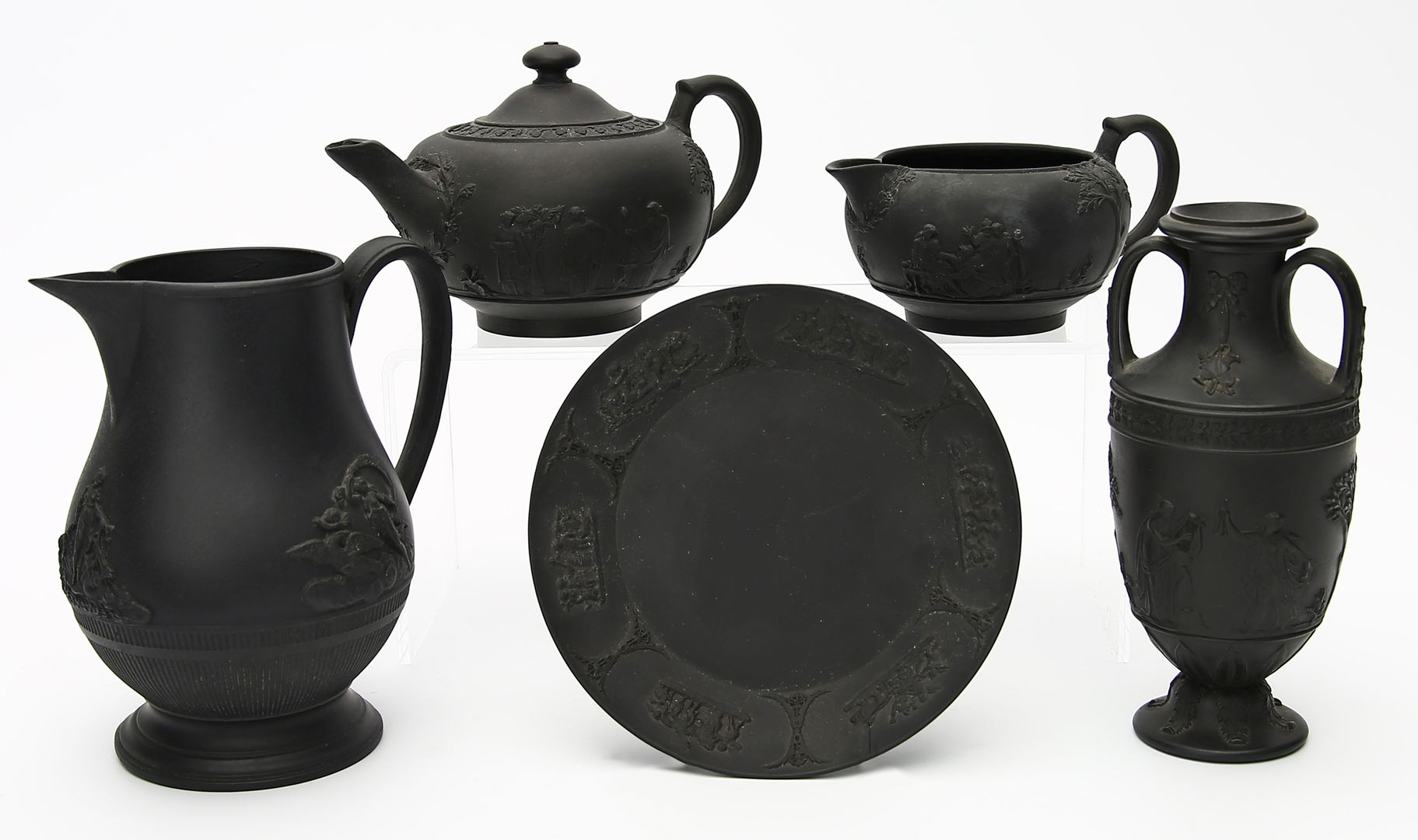 Teekännchen, zwei Gießer, Unterschale und Vase, Wedgwood.