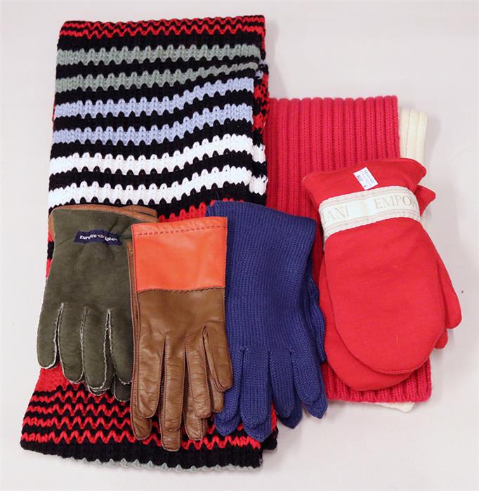 Vier Paar Handschuhe und zwei Schals.