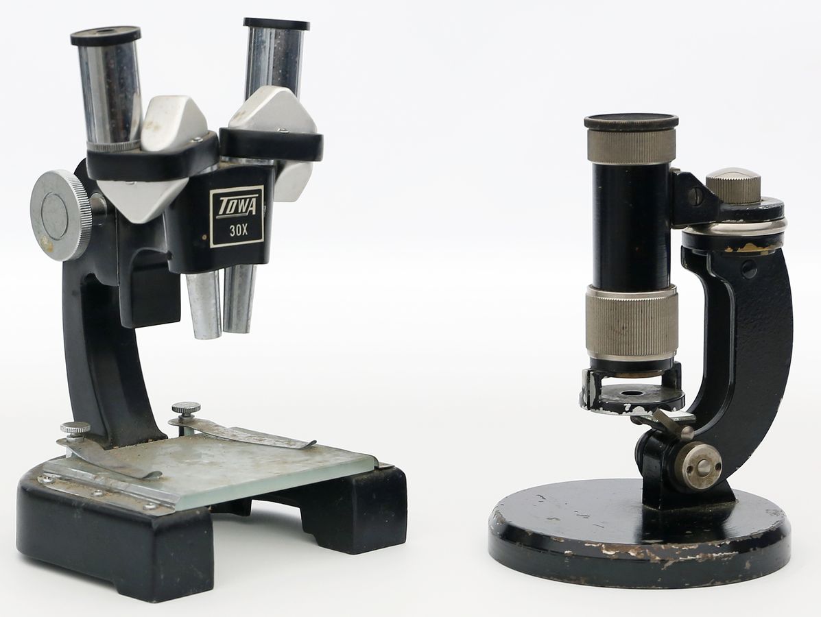 2 Mikroskope.
