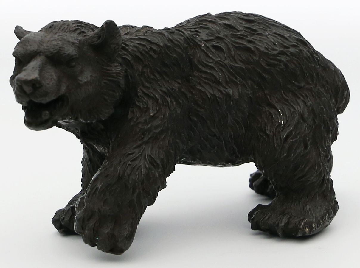 Skulptur eines stehenden Bären.