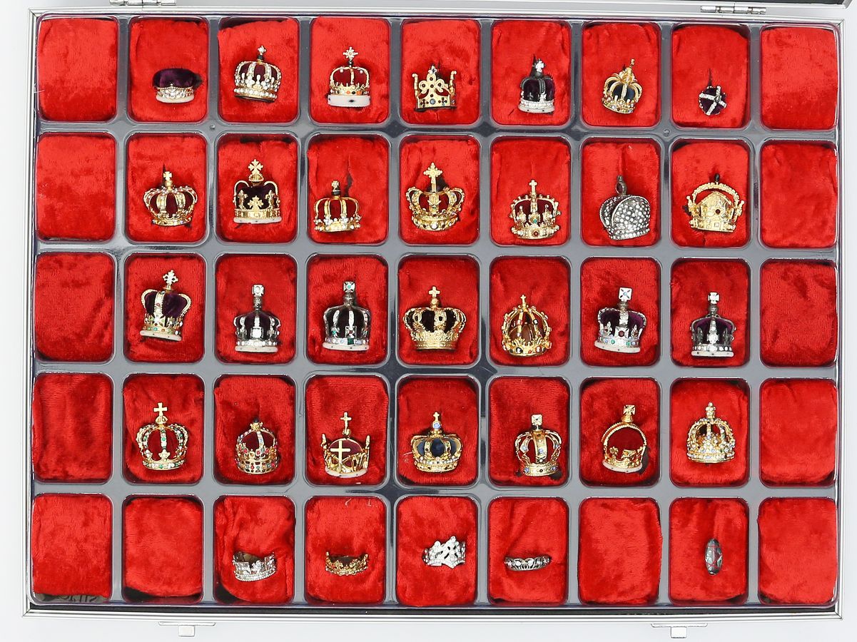 Sammlung von 32 Miniatur-Kronen.