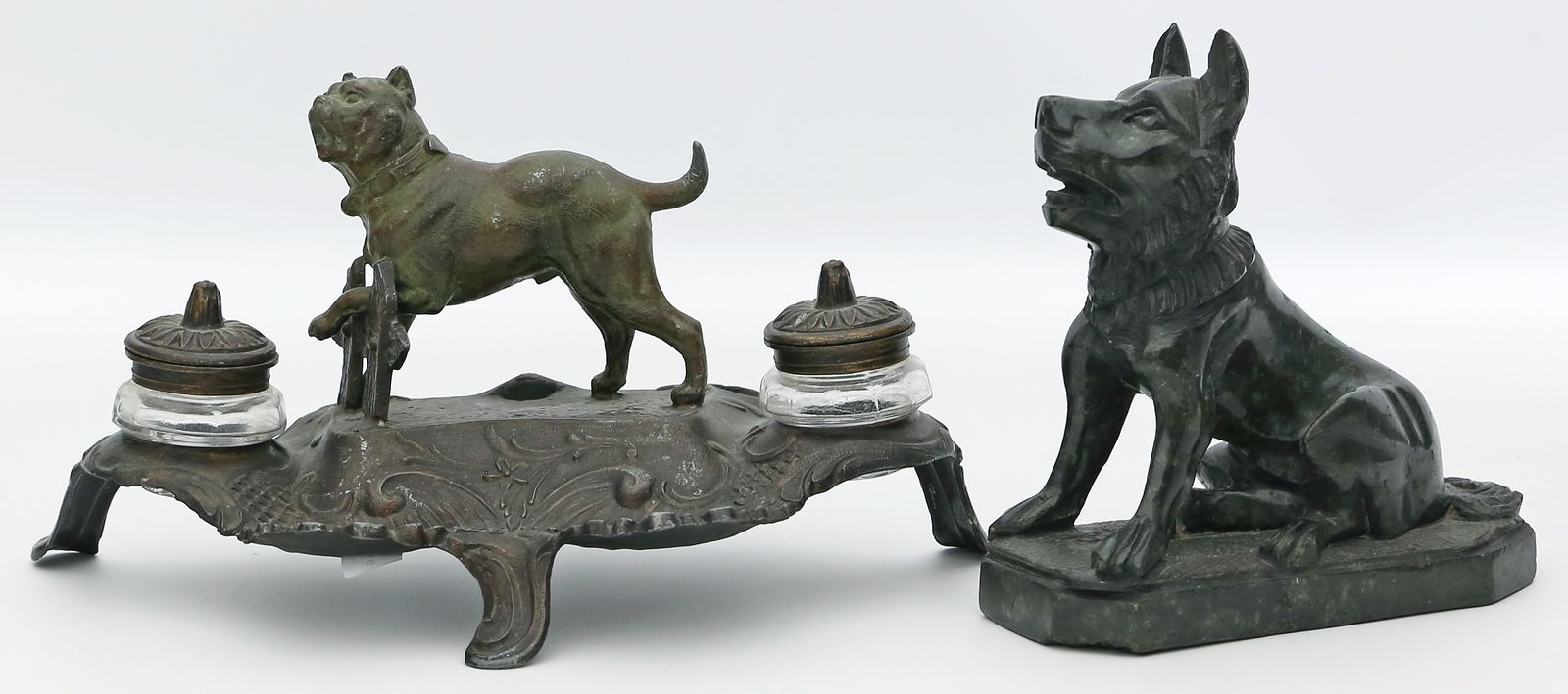 Hundeskulptur und Tintenfässer mit Hundeaufsatz.