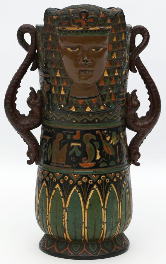 Vase im ägyptisierenden Stil.
