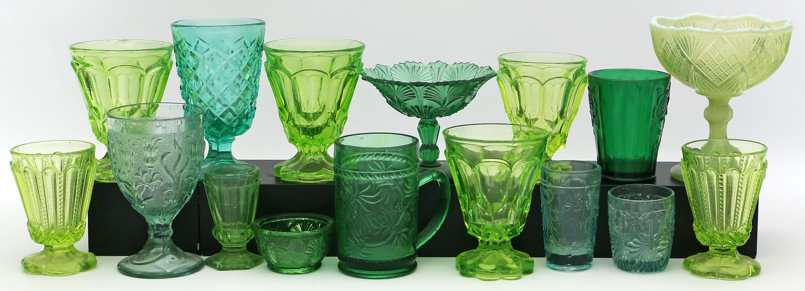 16 Teile überwiegend grünes Pressglas.