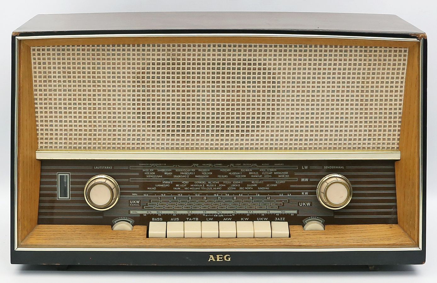 Altes Röhrenradio im Holzgehäuse "AEG".