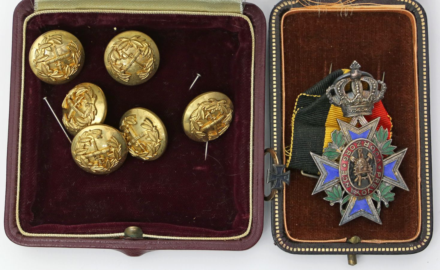 6 Uniformknöpfe, Ring mit Eisernem Kreuz 1914 und belgischer Orden.