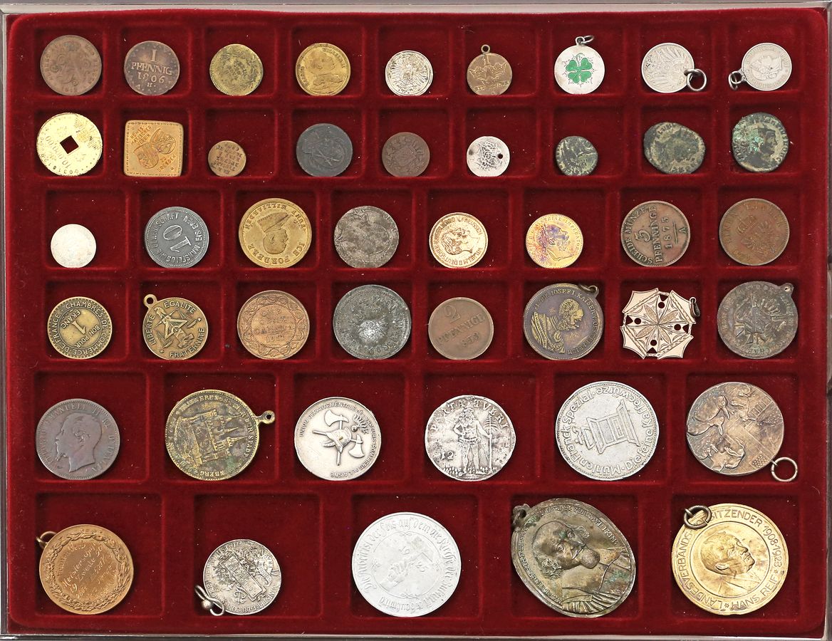 Münztableau mit 45 div. Medaillen und Münzen.