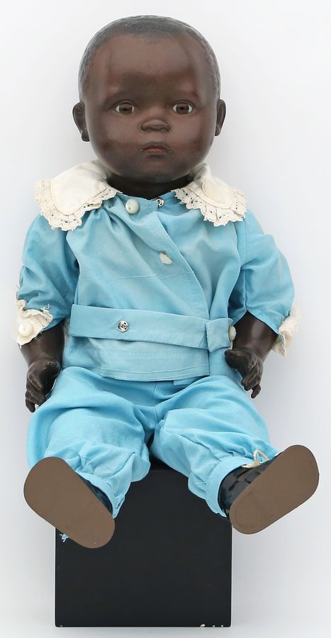 Puppenjunge mit dunkler Hautfarbe.