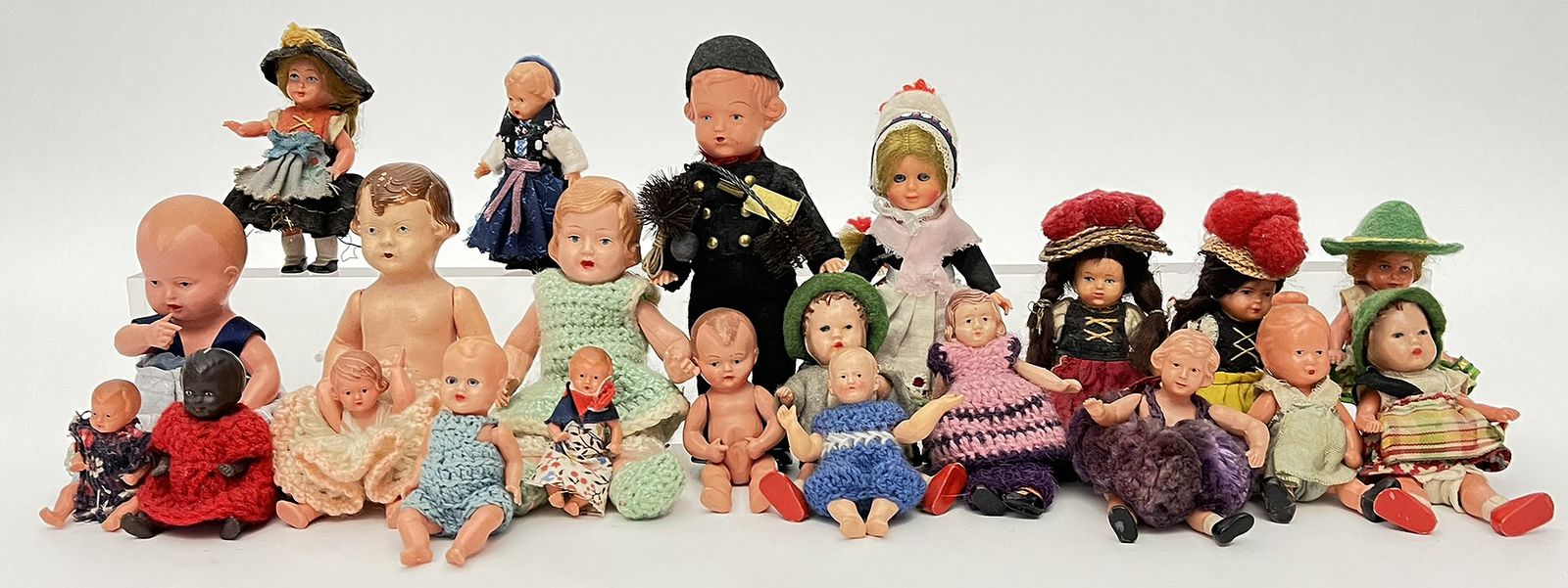 21 Puppen für die Puppenstube.
