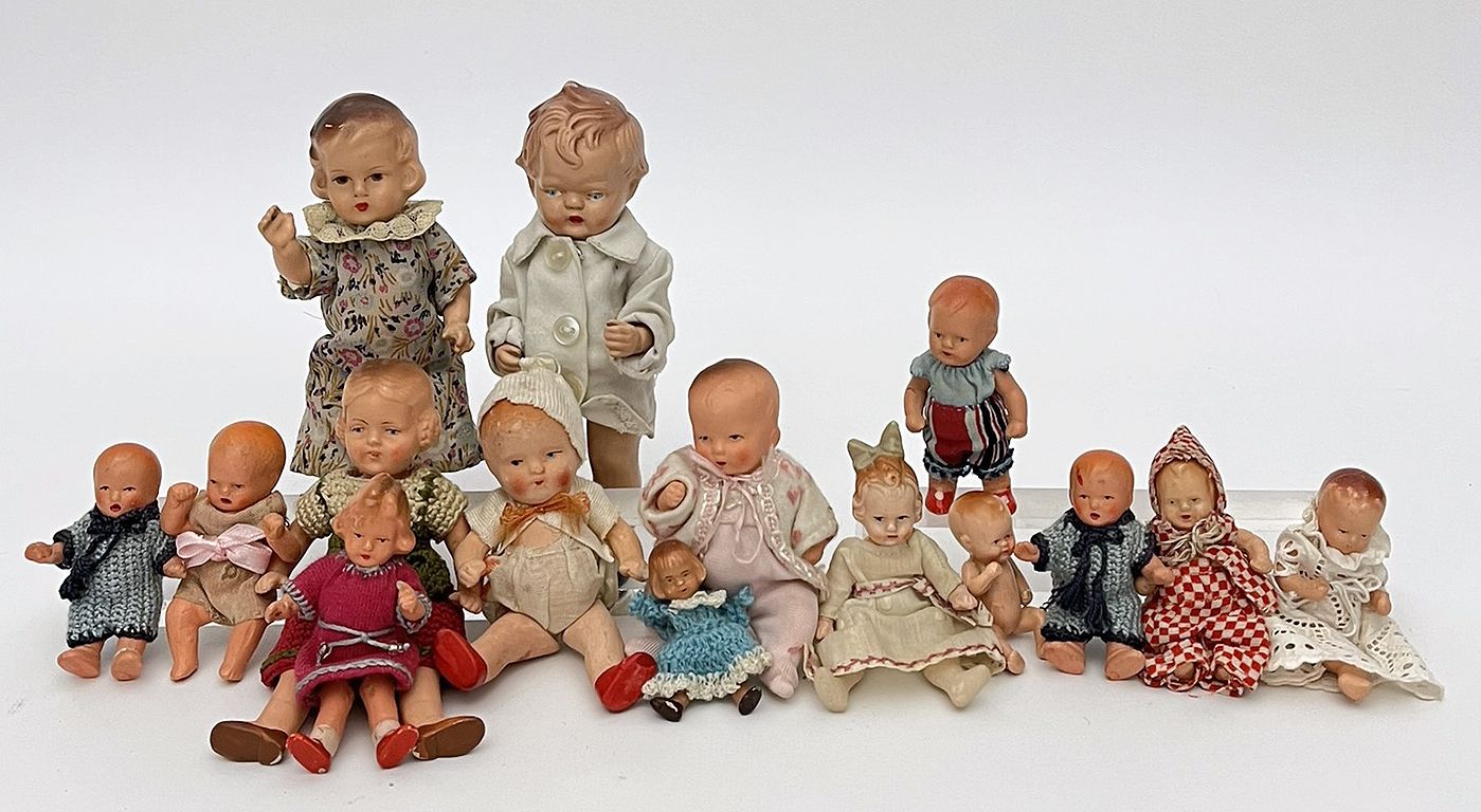 15 Puppen für die Puppenstube.