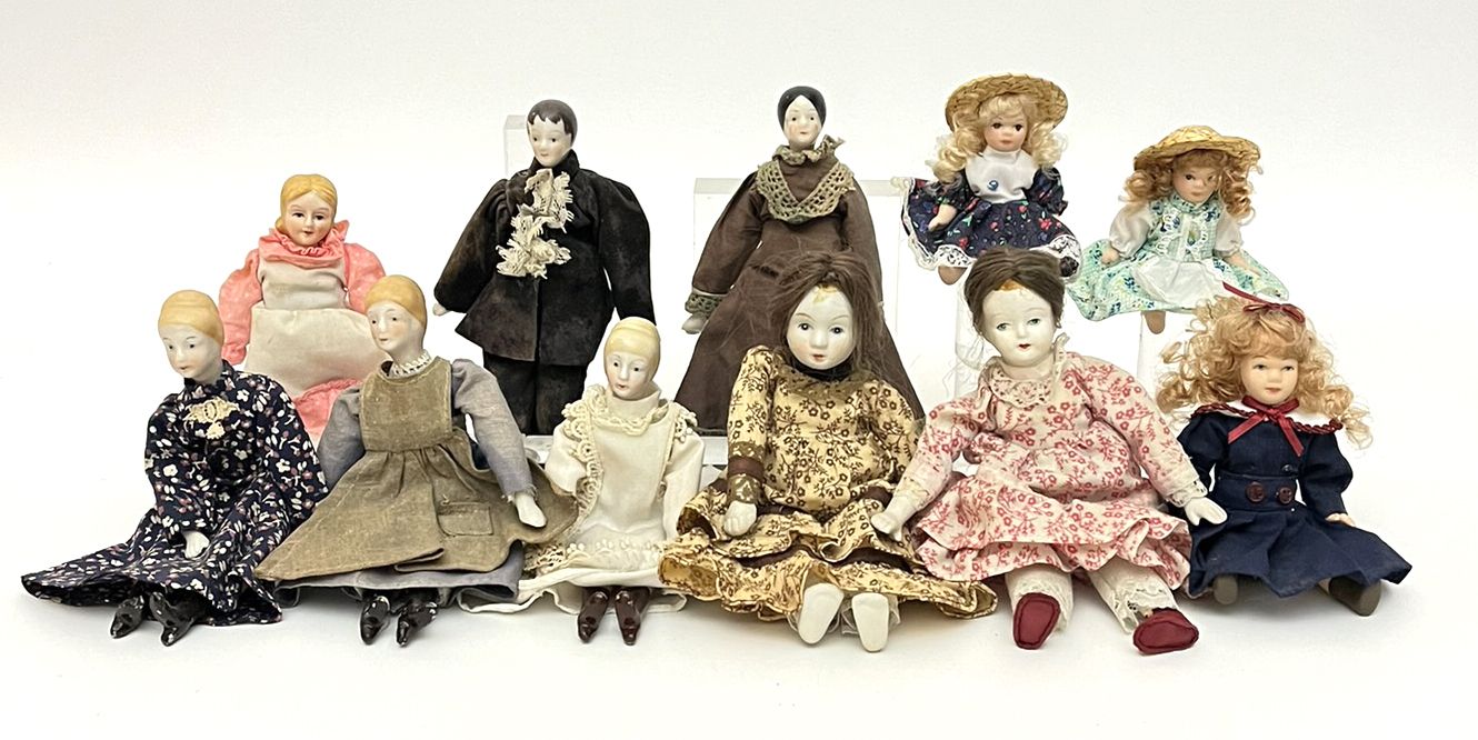 11 moderne Puppen für die Puppenstube.