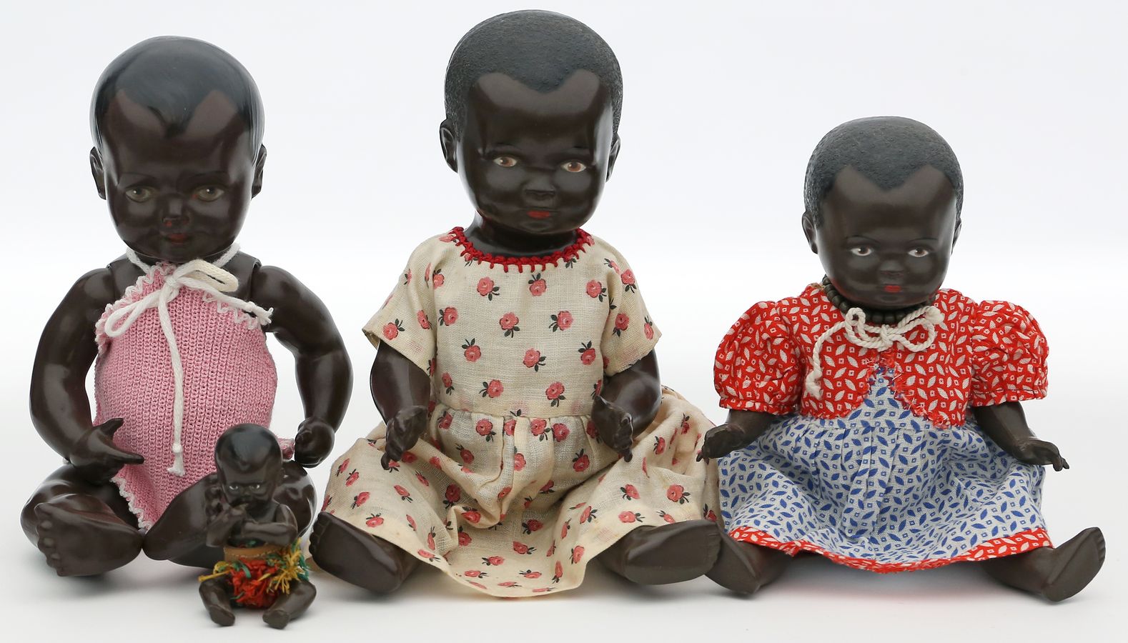 4 Babypuppen mit dunkler Hautfarbe.