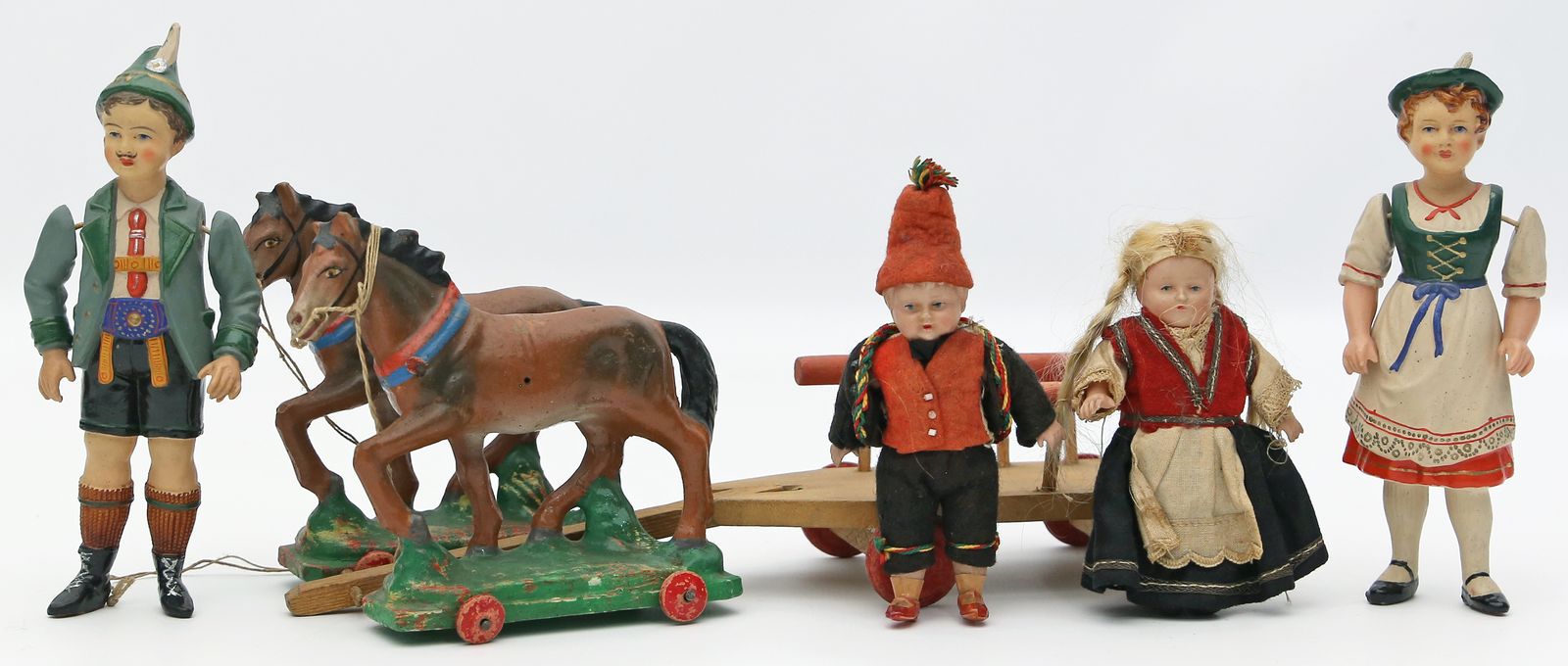 Zelluloid-Trachtenfamilie mit Pferdegespann.