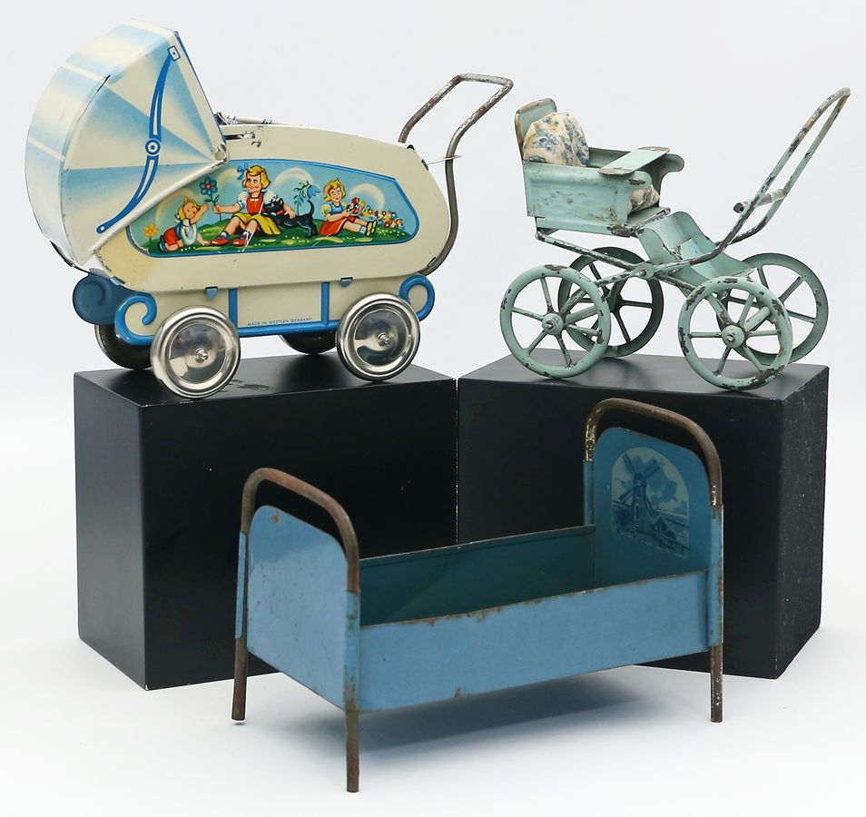2 Puppen-Kinderwagen und -bett.