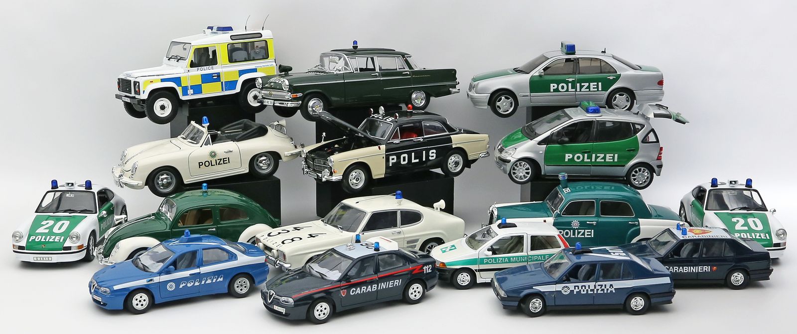 16 Polizeiautos.