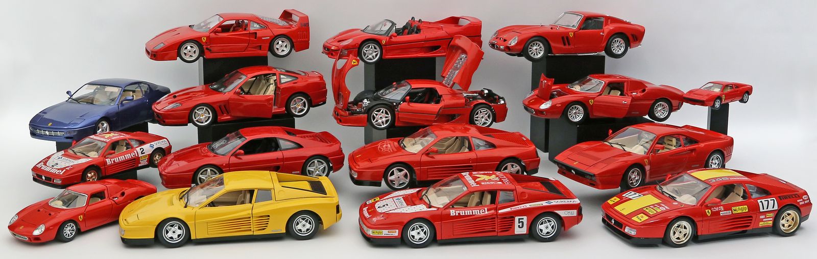16 Ferrari-Modellautos.