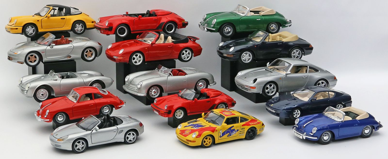 15 Porsche-Modellautos.