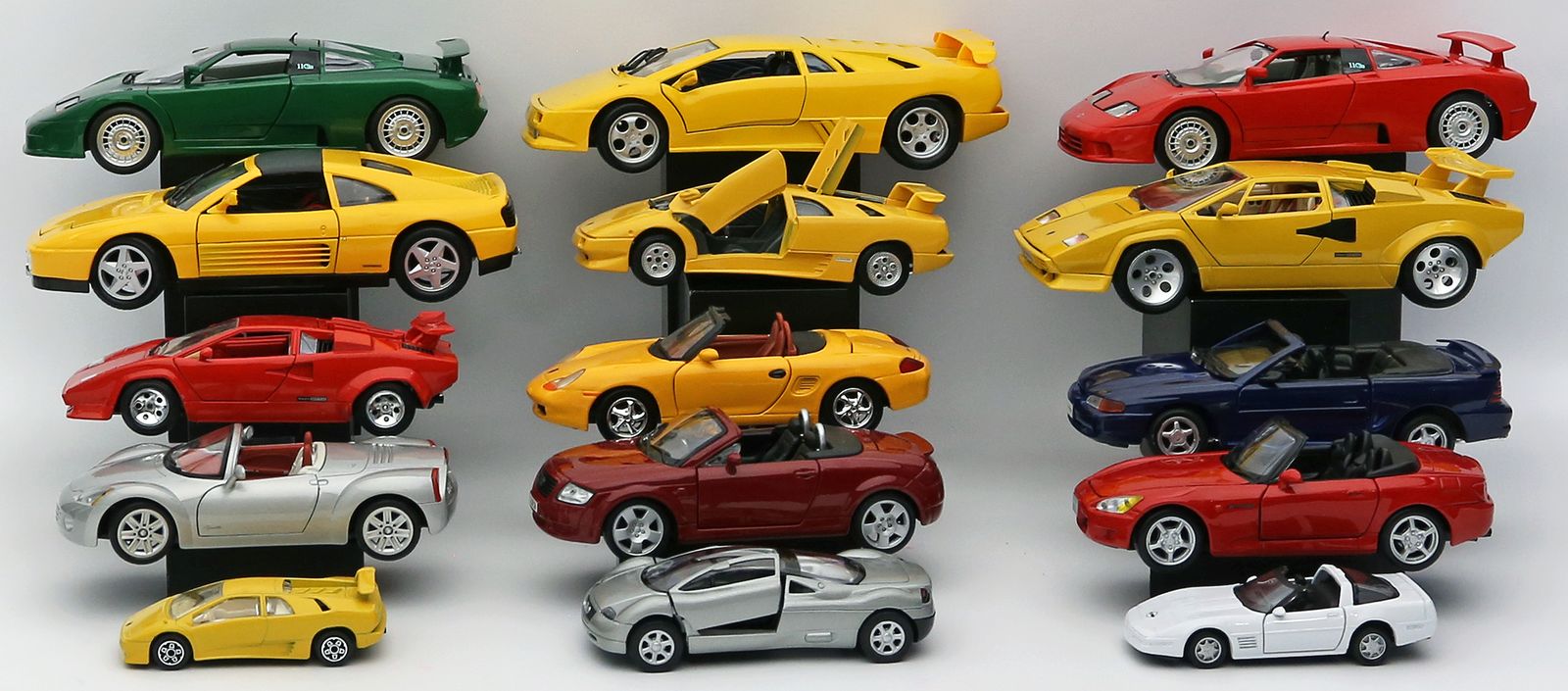 15 Sport-Modellautos.