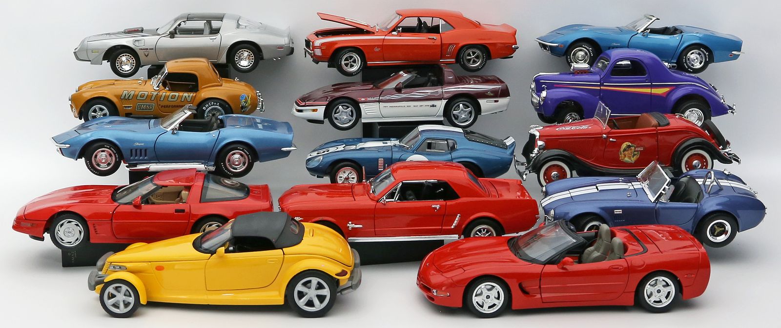 14 so genannte "Muscle Cars"-Modellautos.