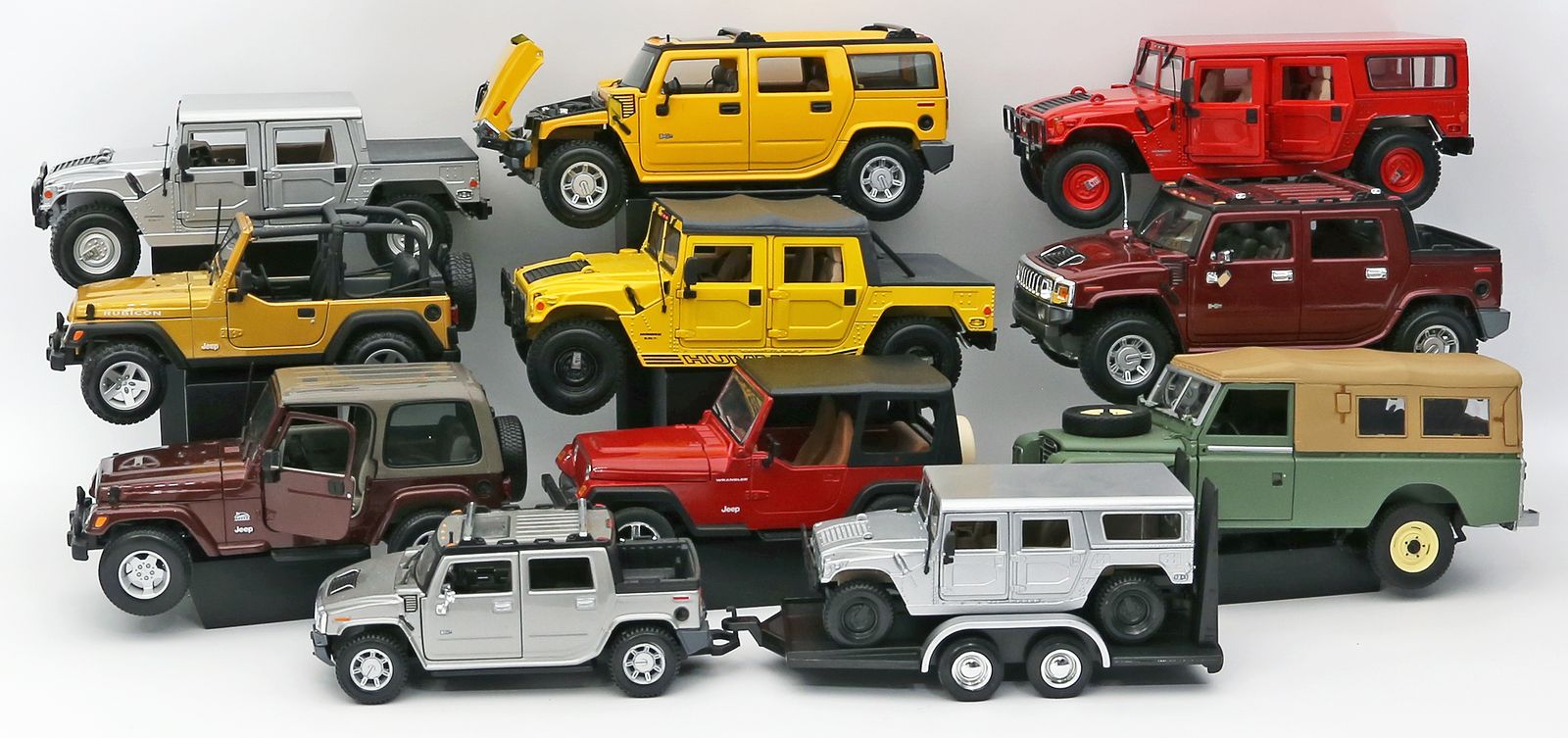 11 Jeep- und Hummer-Modellautos.