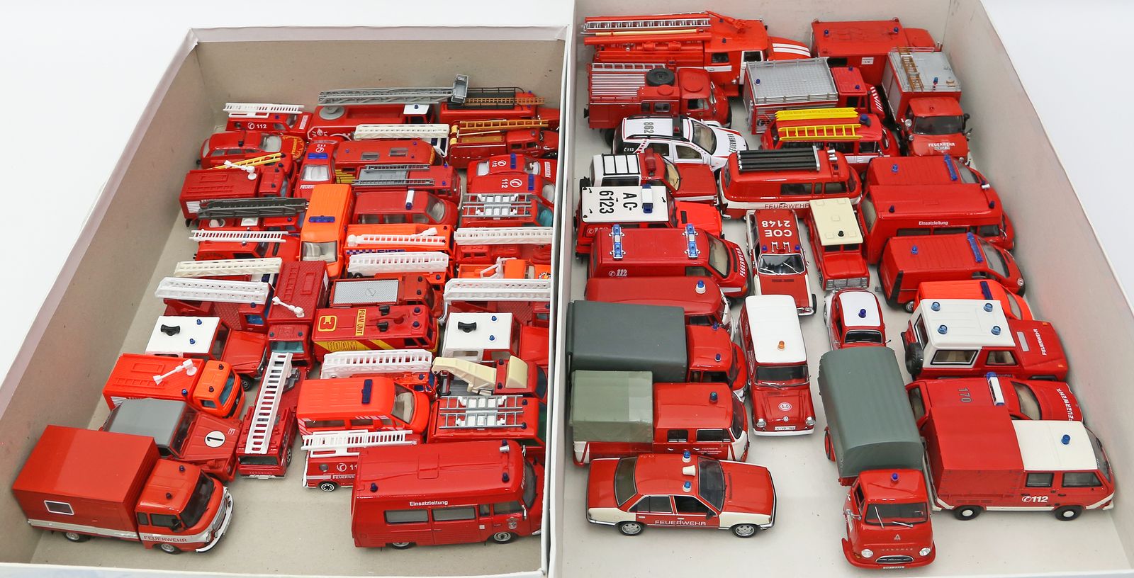 Posten von über 50 Feuerwehr- und Rettungswagen-Modellautos.