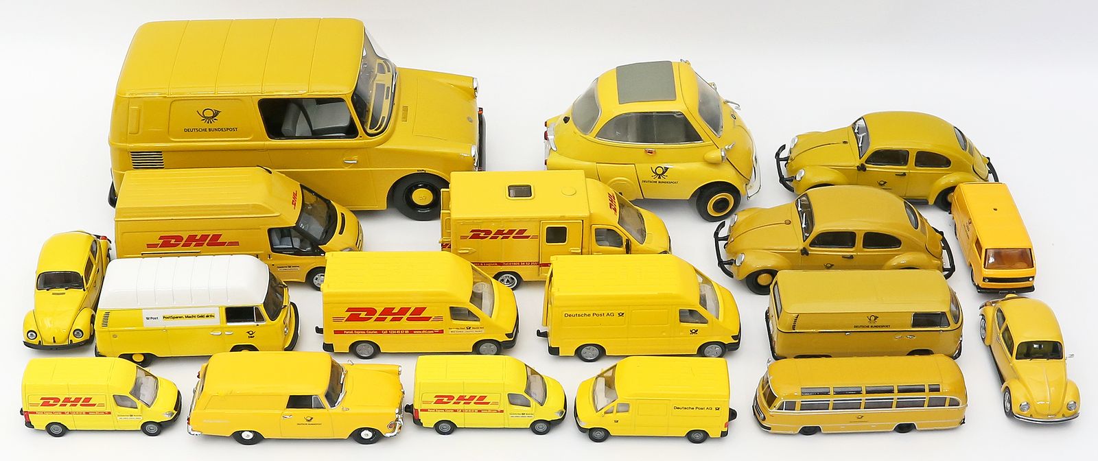18 Post- und DHL-Modellautos.