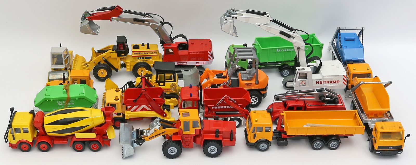 15 Baustellenfahrzeuge- und 1 Feuerwehr-Modellauto.