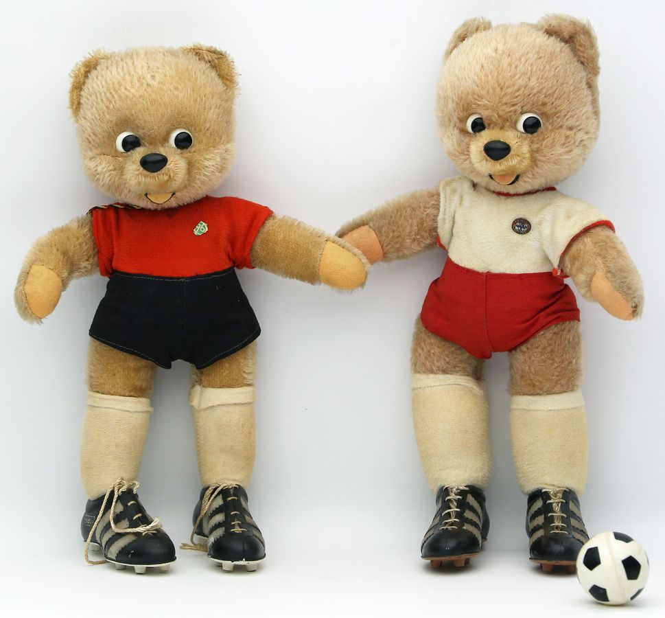2 Teddys als Fußballer.