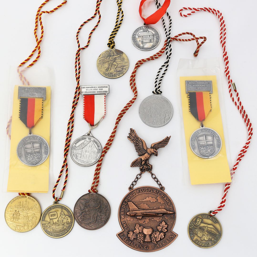 12 "Wanderer-Medaillen".