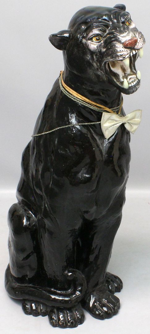 Große Skulptur eines Panthers.