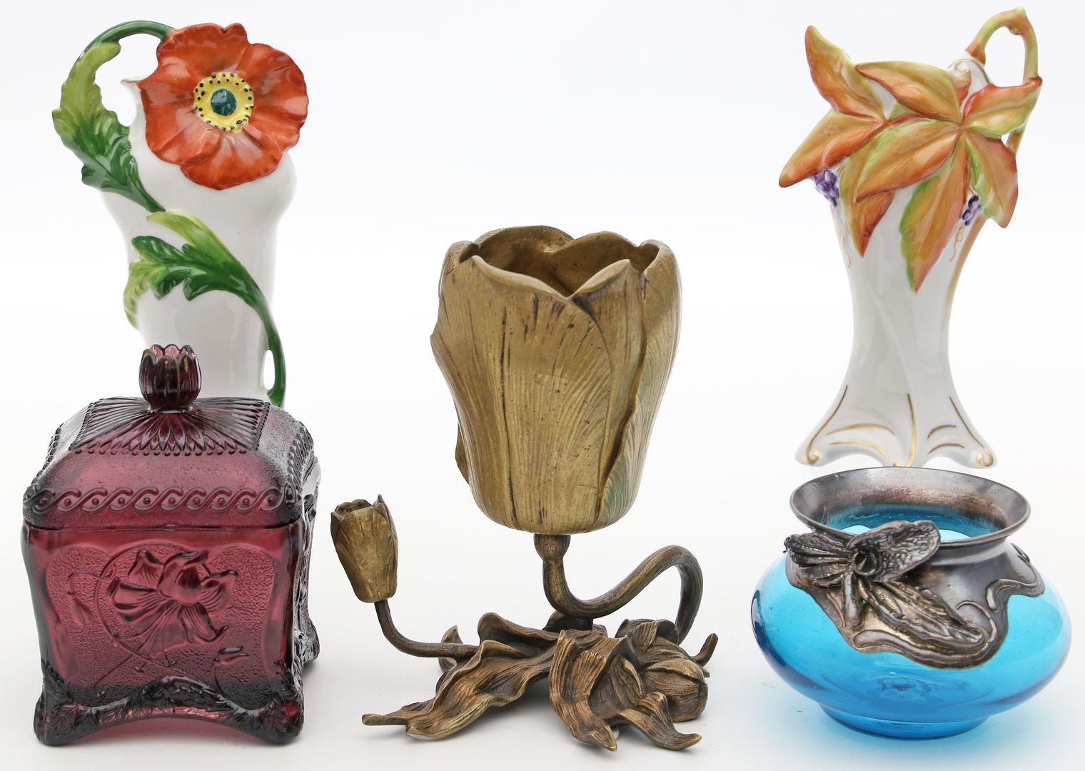 Deckeldose und 4 Vasen im Stil des Jugendstils.