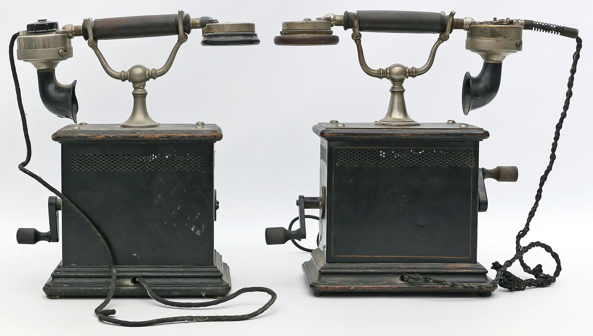 2 historische Kurbeltelefone.