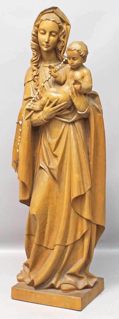 Große Skulptur "Madonna mit Kind".