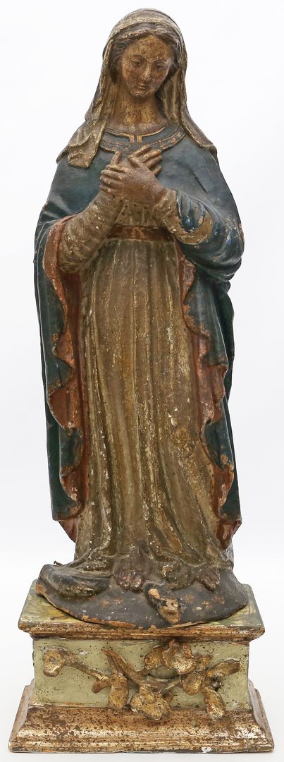 Skulptur einer Madonna.