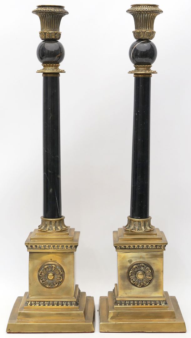 Paar Kerzenleuchter in Säulenform.