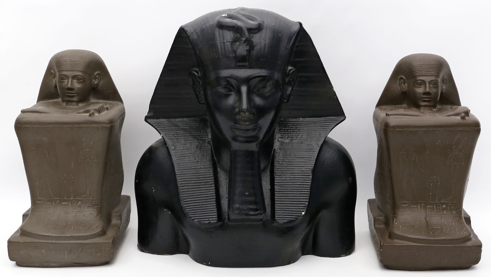 Paar Hockerstatuen und Pharaonenbüste,