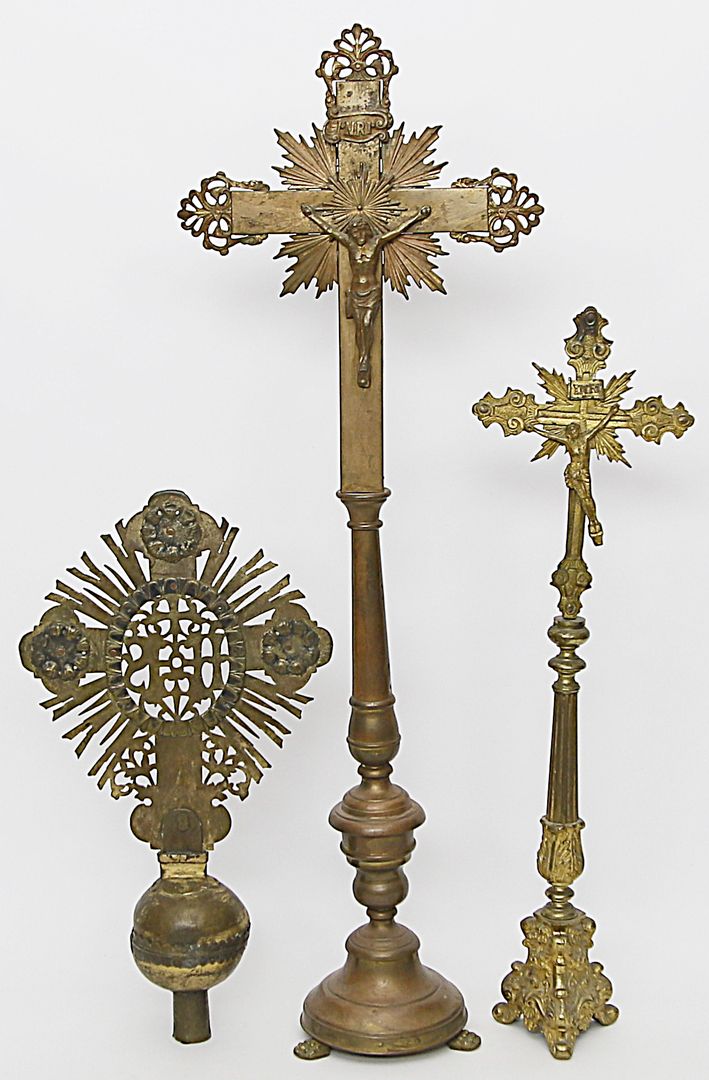 2 Altarkreuze und Prozessionsstangenbekrönung.