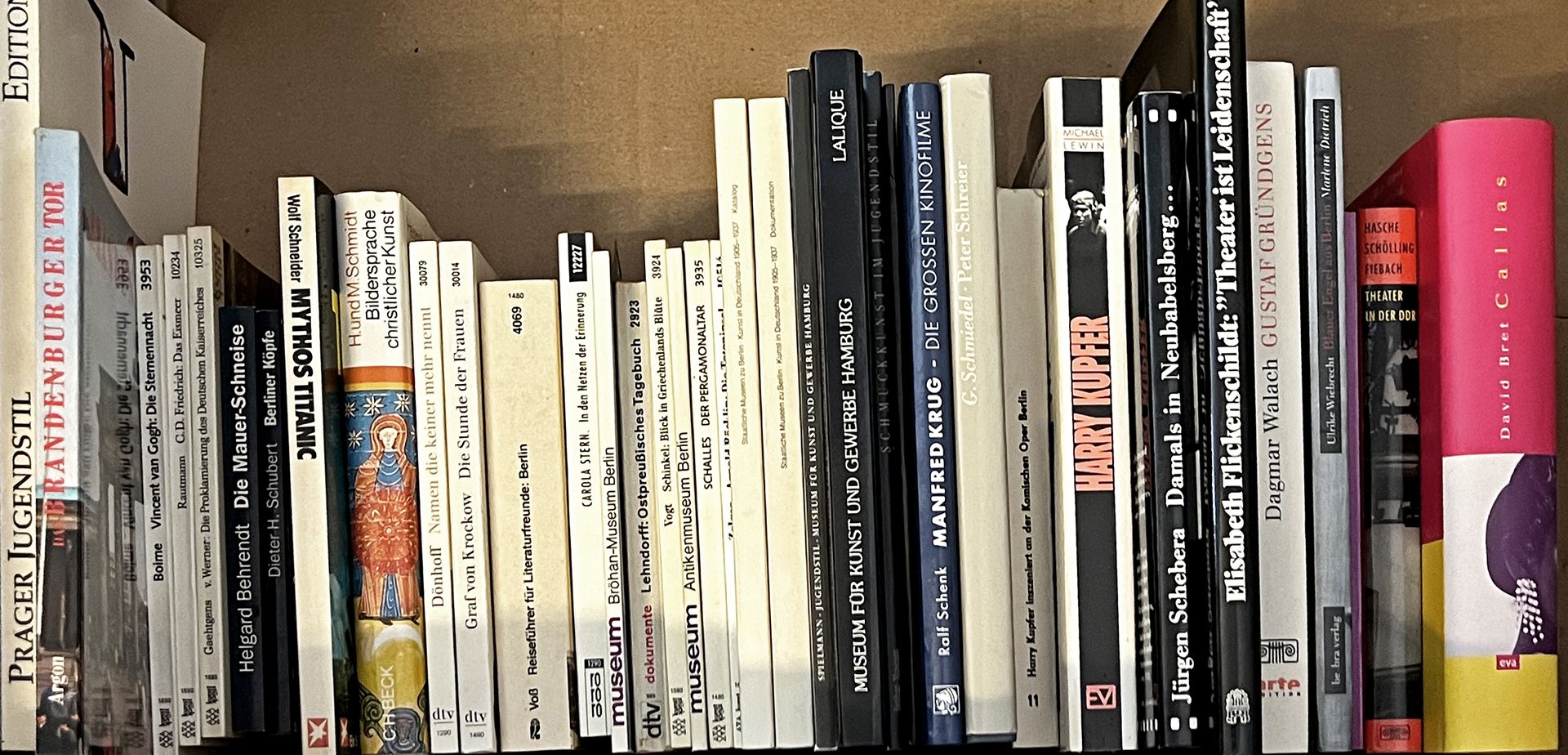 65 Bücher und Kataloge zum Thema Kunst und Kultur.