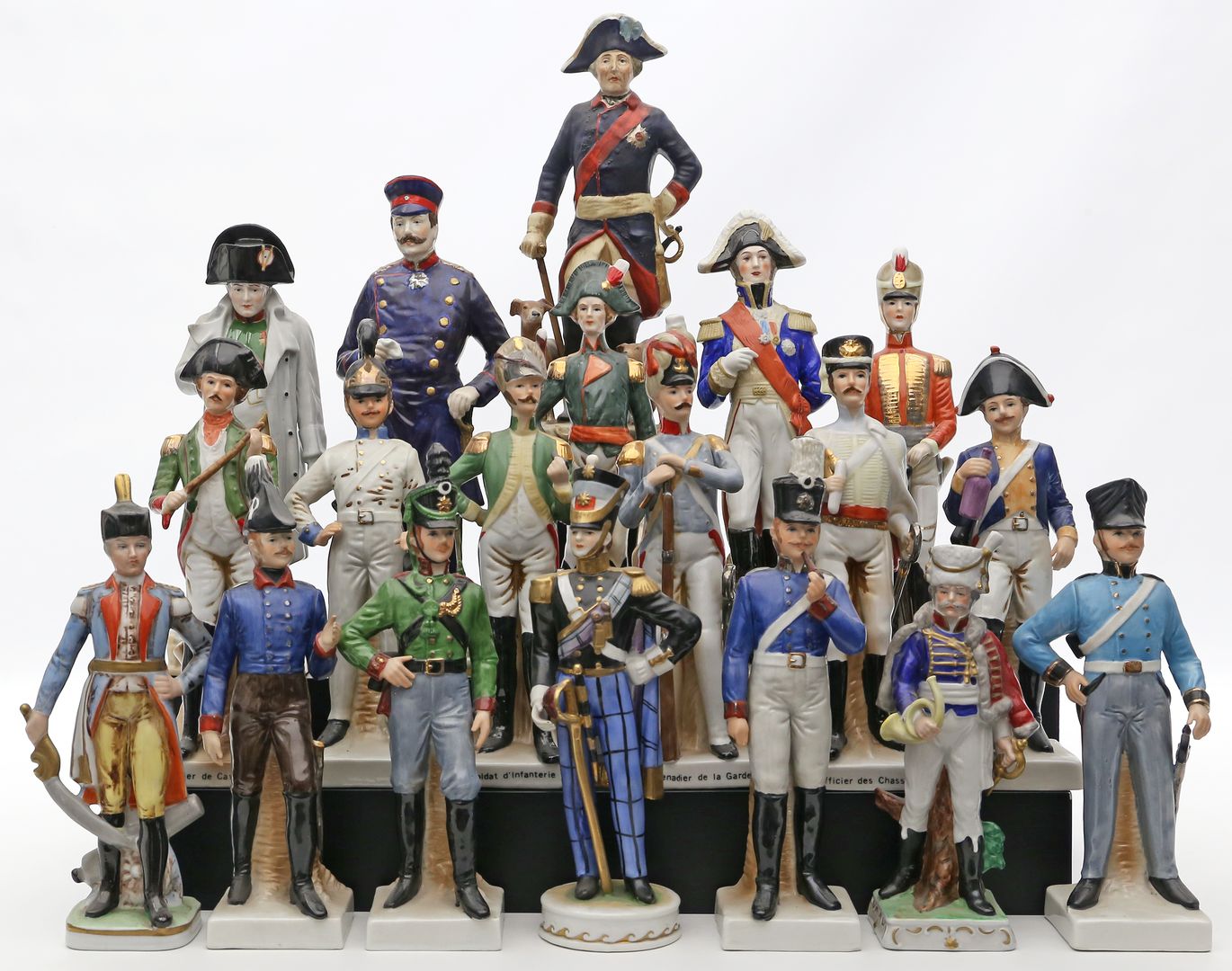 Sammlung von 19 Skulpturen berühmter Feldherren oder Soldaten.