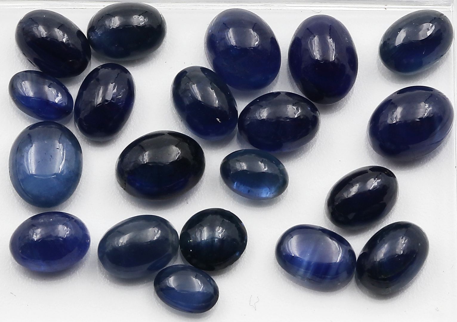 20 blaue Saphircabochons, zus. ca. 29,5 ct.