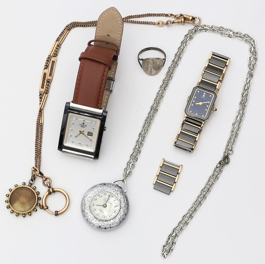 Damen- und Herrenarmbanduhr sowie Damentaschenuhr an Kette.