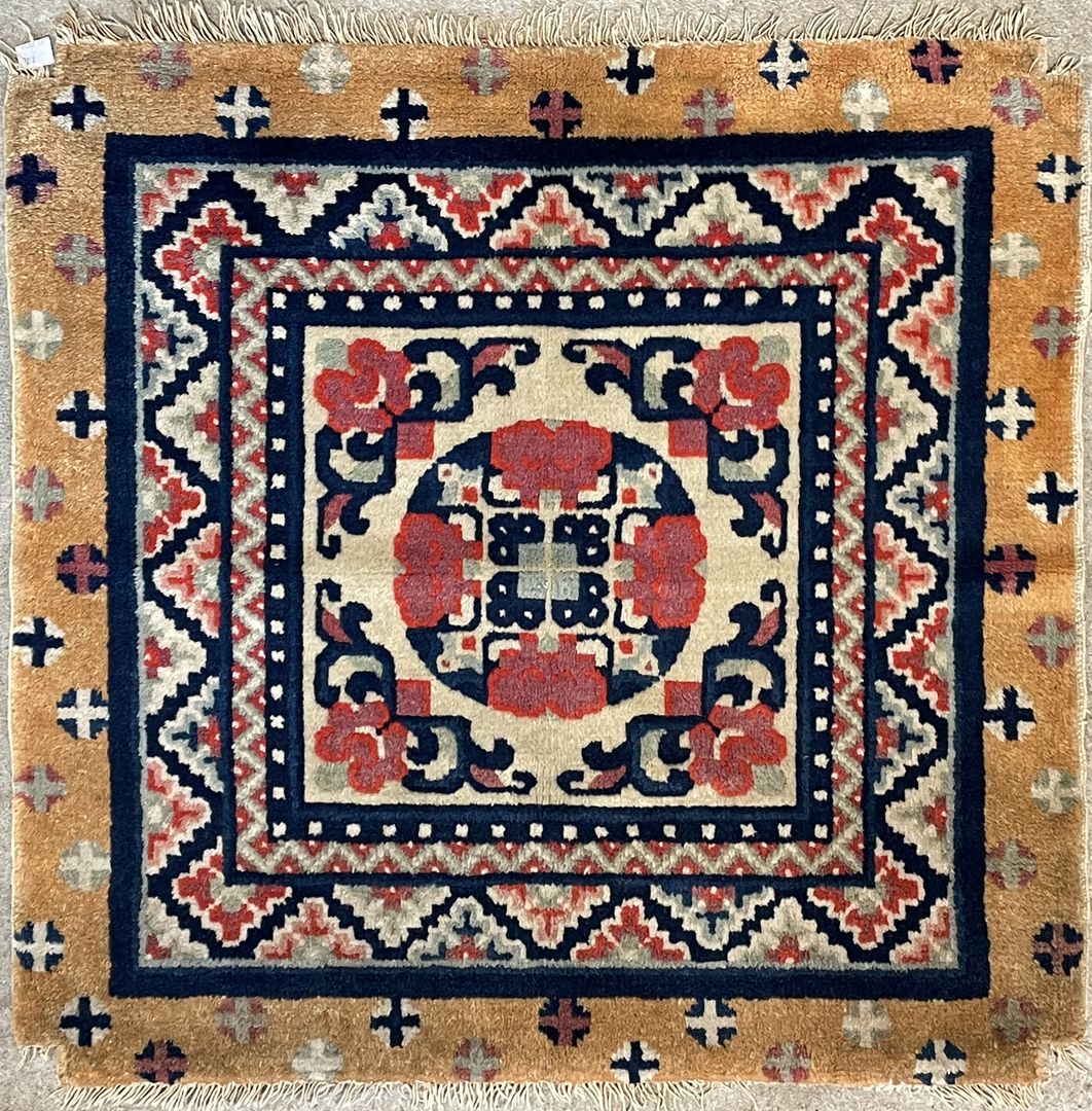 Sitzteppich (Tibet, Ende 19. Jh.), ca. 70x 70 cm.