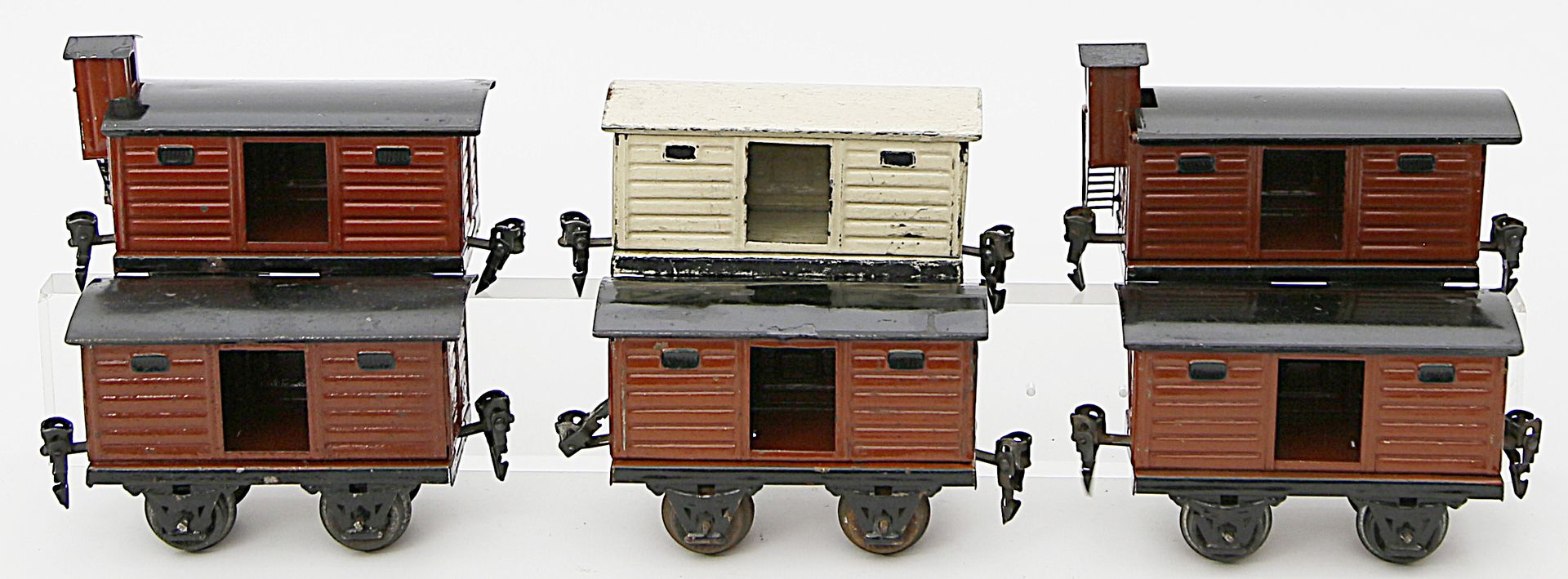 6 Güterwagen, 2x mit Bremserhaus, Märklin Spur 0.