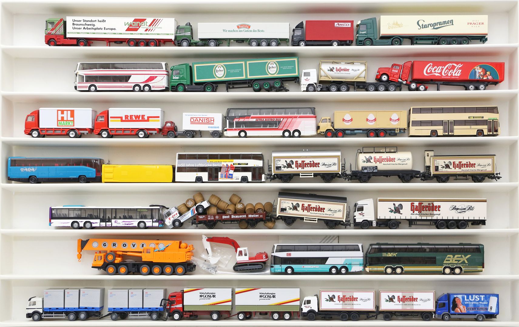 27 Modellautos und 4 Güterwagen, 1:87.