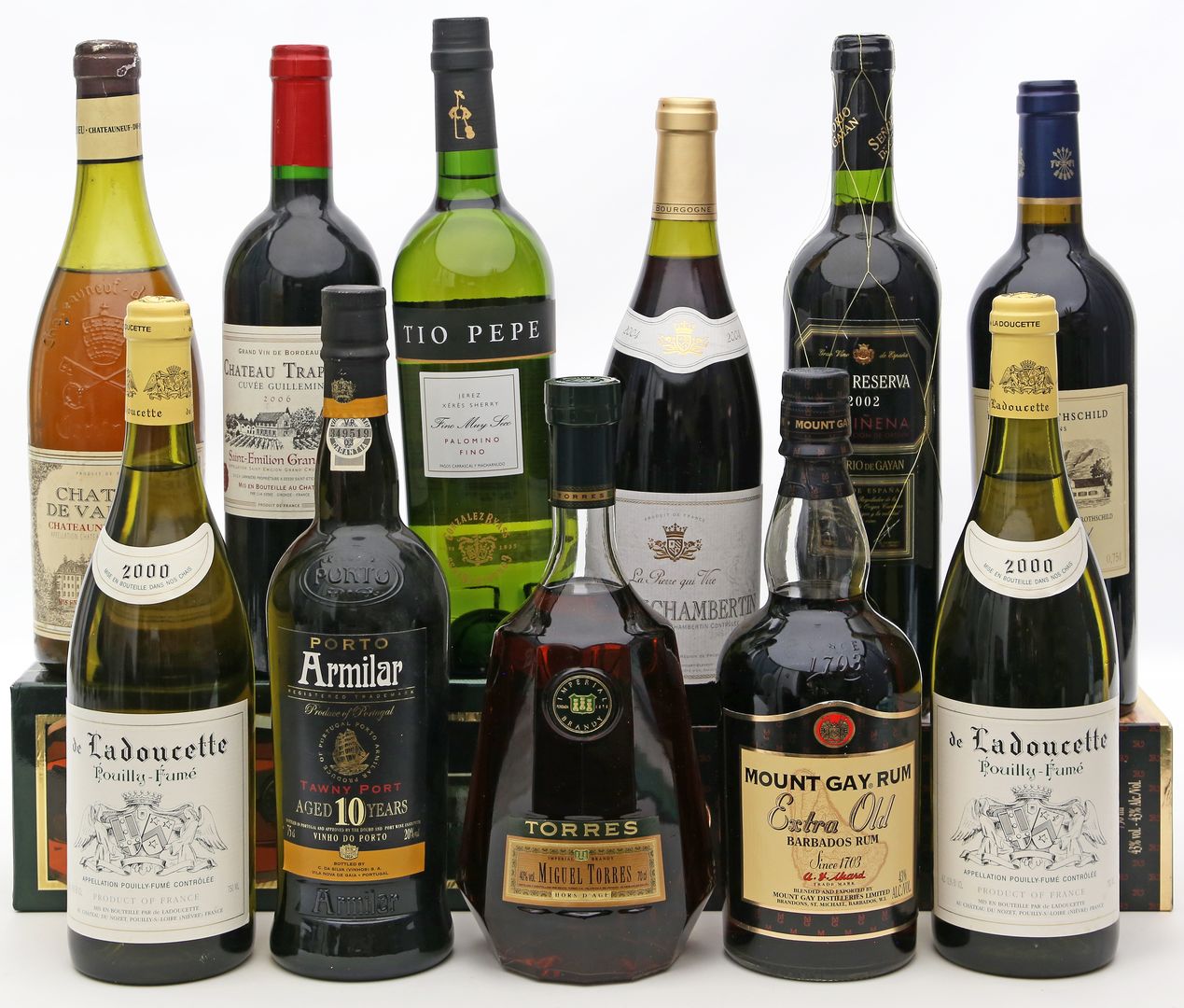 Sammlung von 11 Flaschen Wein und Spirituosen.