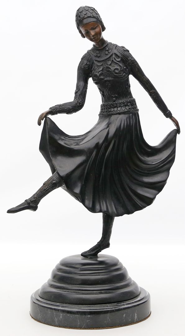 Skulptur einer Tänzerin im Art Deco-Stil.