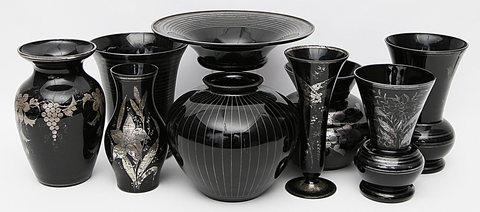8 div. Art Deco-Vasen und Schale.