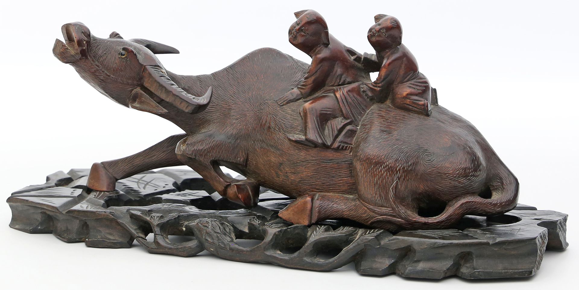 Skulptur "2 Kinder auf liegendem Wasserbüffel".