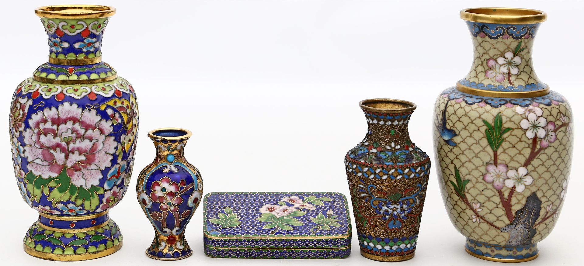 Cloisonné-Dose und 4 -Vasen.