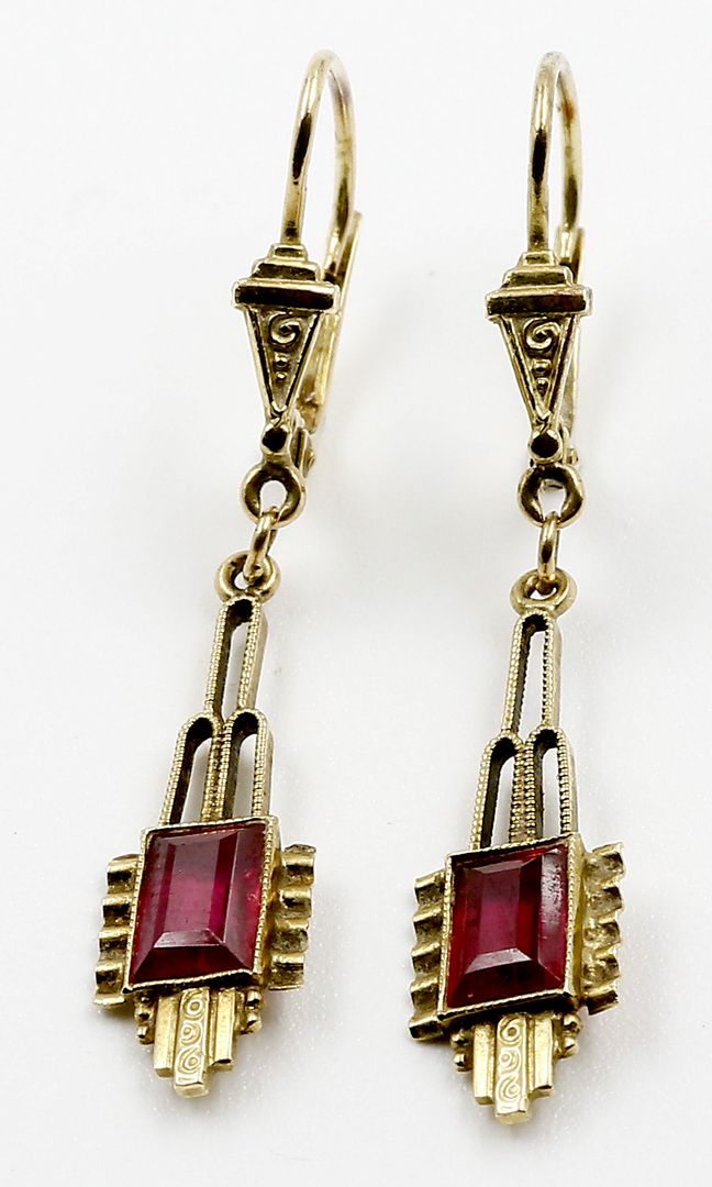 Paar Art Deco-Ohrhänger mit Sicherungsbügel.